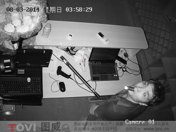 130萬(wàn)像素-深圳龍華某店鋪半夜被盜完整版視頻